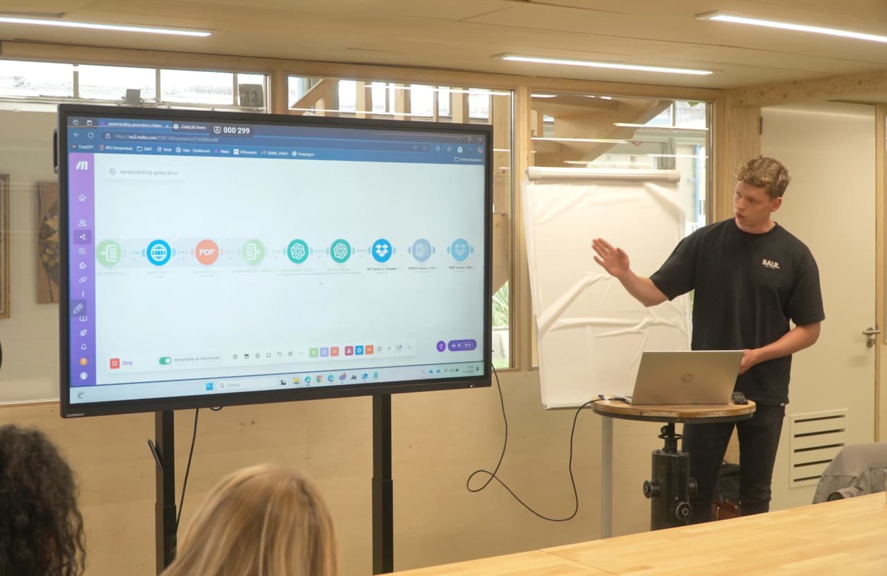 Ryan Koning demonstrating Make.com automation workflows at MKB Nederland Festival